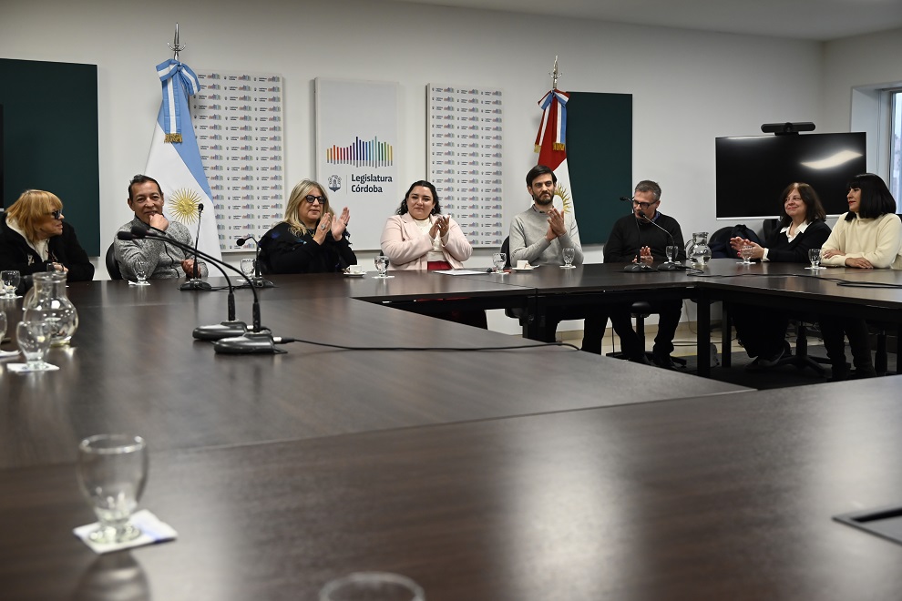 Reconocimiento legislativo a la artista Natalia Mónaco por su muestra de antologías